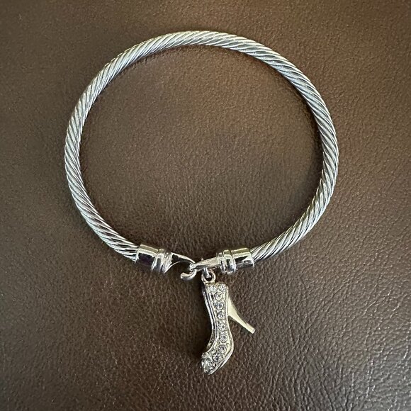 ✨ Stylish Silver-Tone Cable Wire Bracelet with High Heel Charm ✨ - Picture 1 of 5